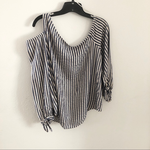 Express One Cold Shoulder - Picture 4 of 8